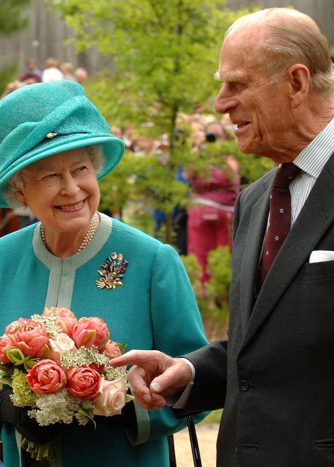  كم مرة أرسلت الملكة إليزابيث الثانية تحية خفية لزوجها الأمير فيليب؟