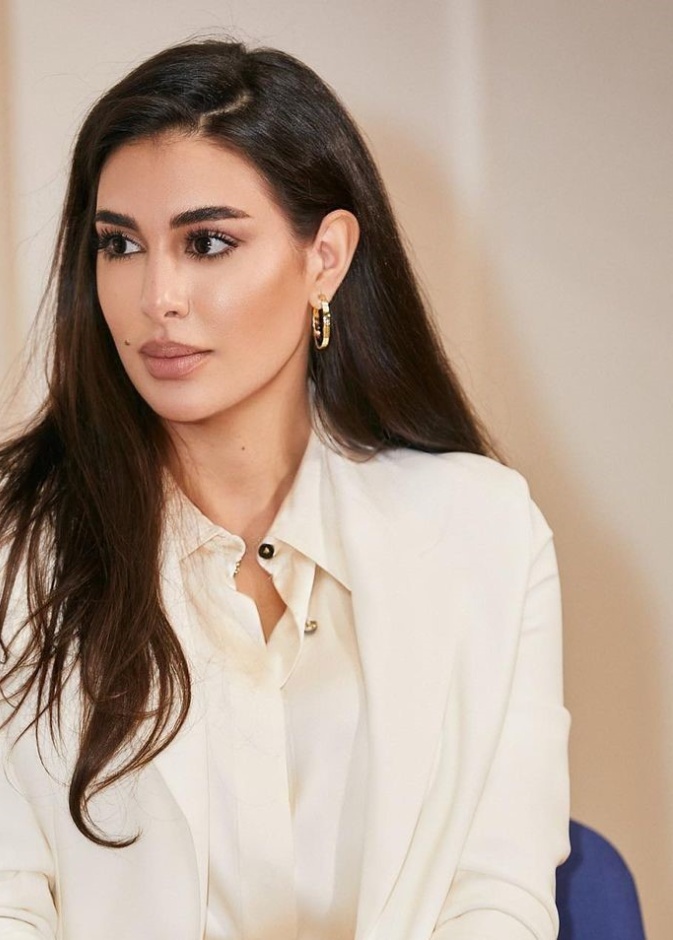 خطوات تطبيق مكياج برونزي بأسلوب ياسمين صبري للمناسبات الرسمية