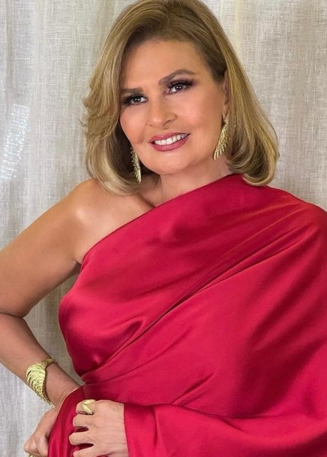 إطلالات جمالية للمرأة فوق الخمسين من وحي يسرا بطلة مسلسل احلام سعيدة
