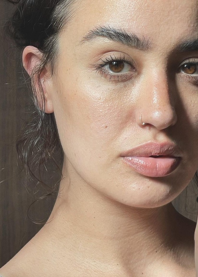 نينا عبد الملك تستعرض ملامحها بدون مكياج والشيب في شعرها