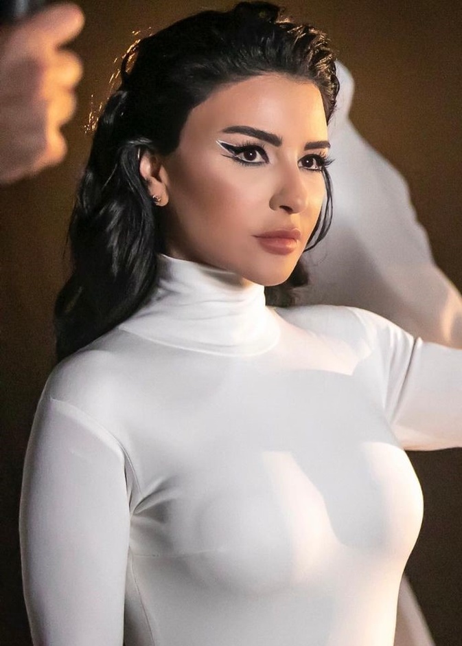 ماغي بو غصن تفاجئ الجمهور بإطلالة مكياج جريئة ترويجاً لمسلسل "للموت"