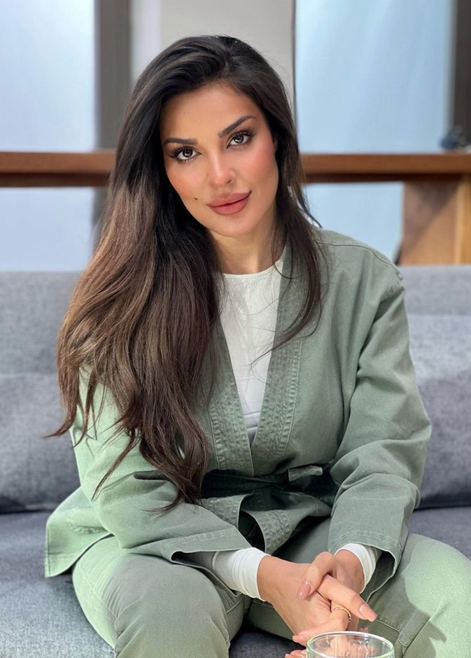 إطلالة نادين نجيم بطقم زيتي لافت ومميّز خطفت به الأنظار