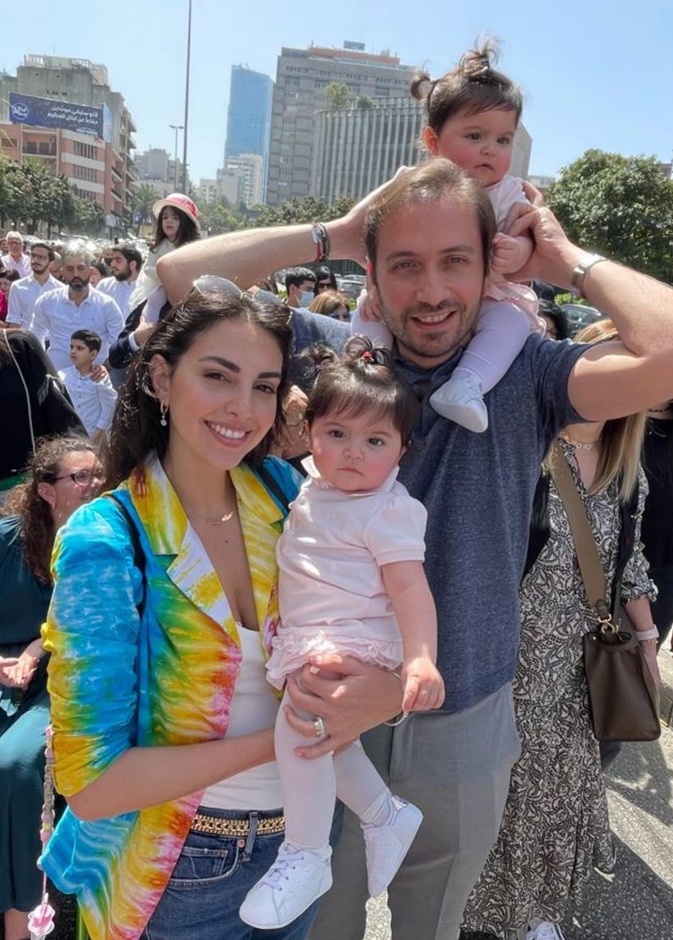 فاليري ابو شقرا تكشف لأول مرة عن ملامح طفلتيها التوأم ..شاهدوا جمالهما