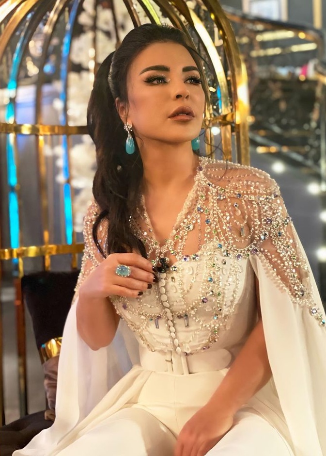 إطلالة ماغي أبو غصن بالأبيض تلفت الأنظار من تصميم أنطوان قارح