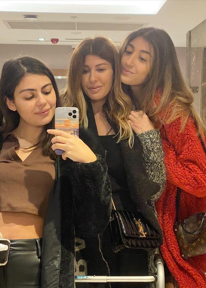  ريتا حرب توجه رسالة لإبنتيها الشابتين بعد أزمتها الصحية الصعبة