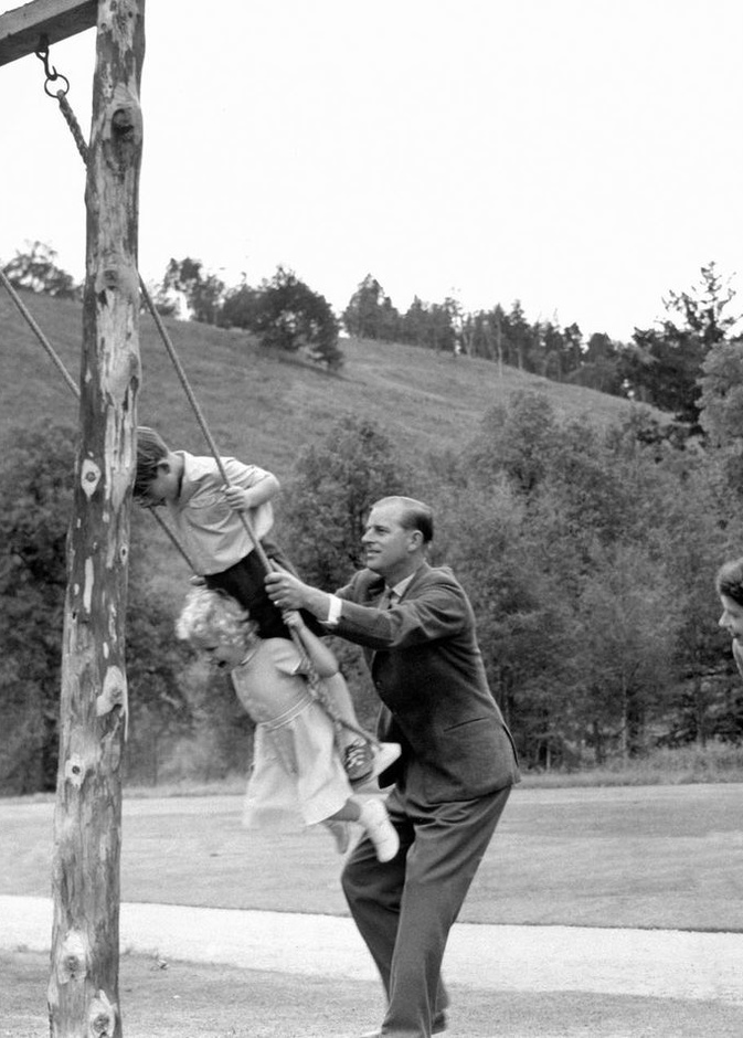 الأمير تشارلز ينشر صورة نادرة من طفولته مع والده الراحل