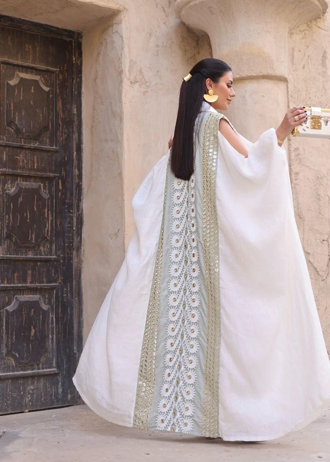 إطلالة ديما الأسدي بعبايا رمضانية بيضاء مطرزة لافتة 