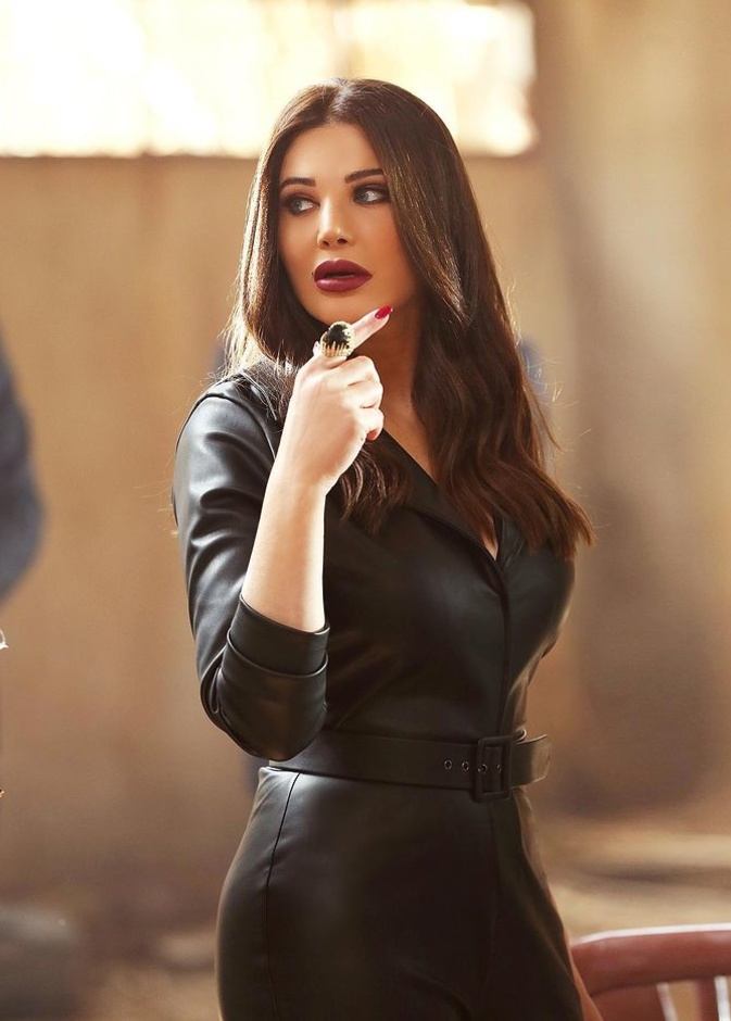 إطلالة منى أبو حمزة بجمبسوت جلد باللّون الأسود من Clo_beirut