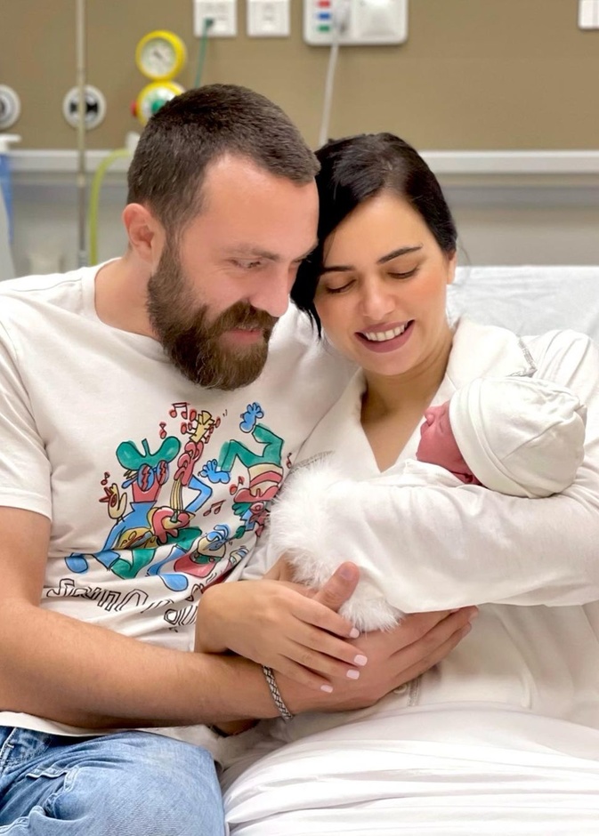 عزة زعرور تكشف الصورة الأولى لطفلها بعد صعوبات واجهتها خلال ولادتها