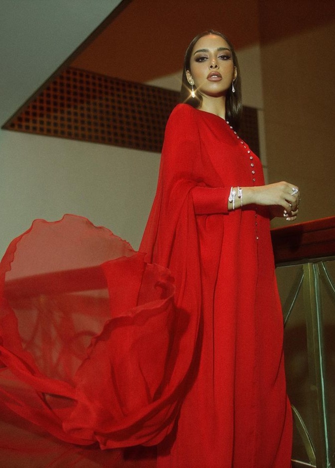 إطلالات النجمات العربيات أبرزها بلقيس التي لمعت باللّون الأحمر من SemSem