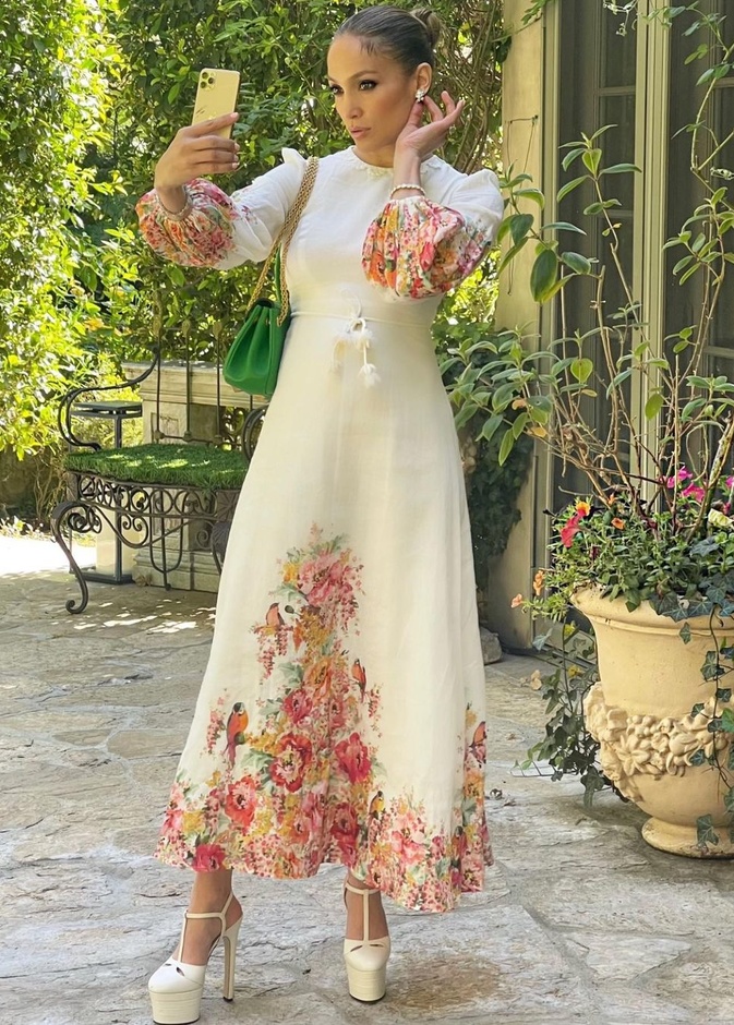 إطلالات جينيفر لوبيز الأخيرة مشرقة بتصاميم ربيعية