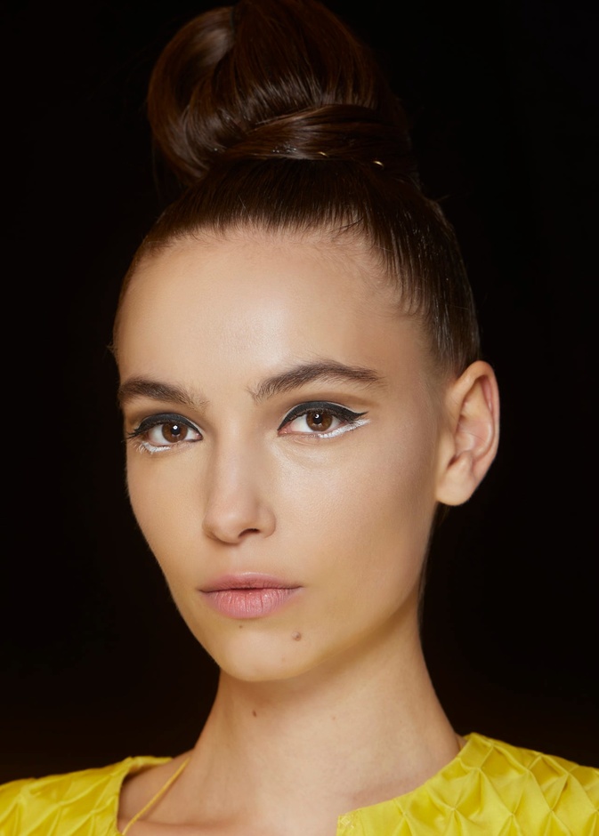 خطوات وضع الكحل الأبيض أحدث صيحات موضة صيف 2022