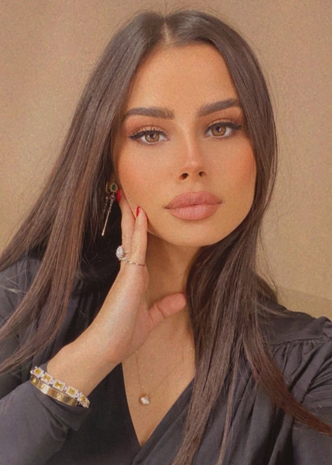 منة عرفة في أحدث إطلالاتها الجمالية هل بدت شبيهة لـ هنادي مهنا؟