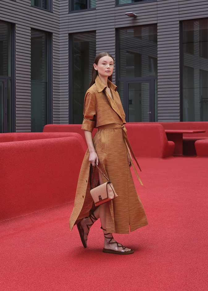 إطلالات أنيقة بالألوان الترابية للوك ساحر ولافت من Akris