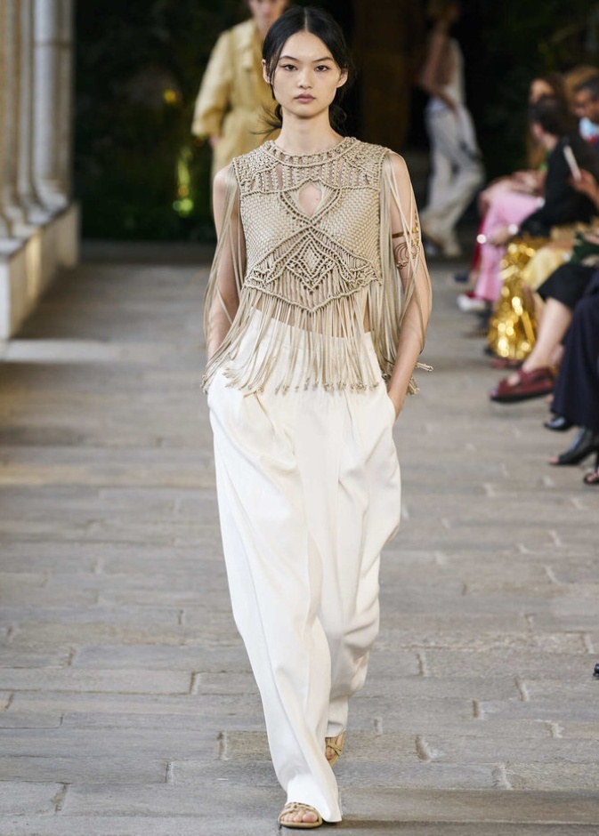 كيفية اعتماد الشراريب مع التوبات المفرغة من دار Alberta Ferretti