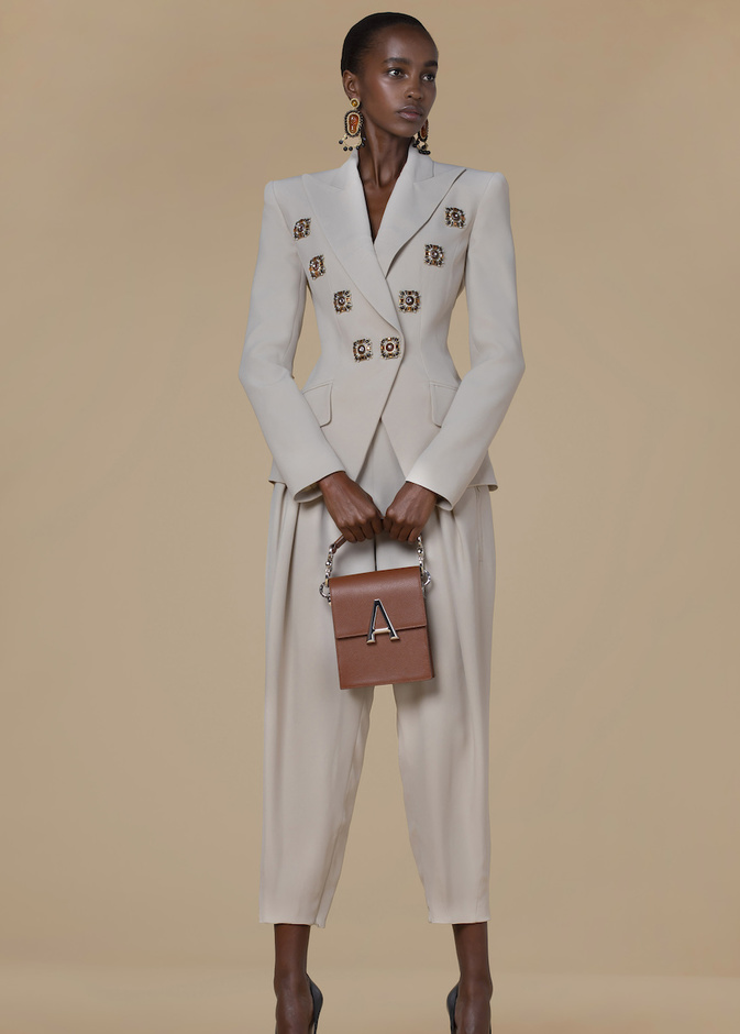 أفكار لاعتماد البدلة الرسمية بأساليب محتشمة في رمضان