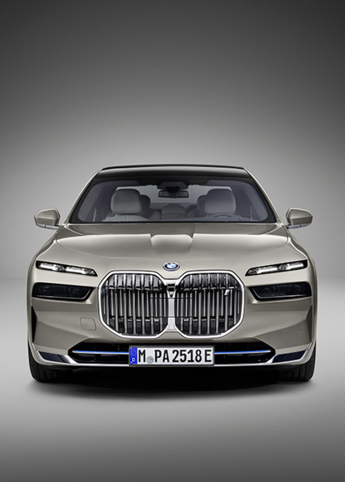 BMW الفئة السابعة الجديدة: رفاهية السيارات الفاخرة وأحدث ابتكارات العصر الرقمي