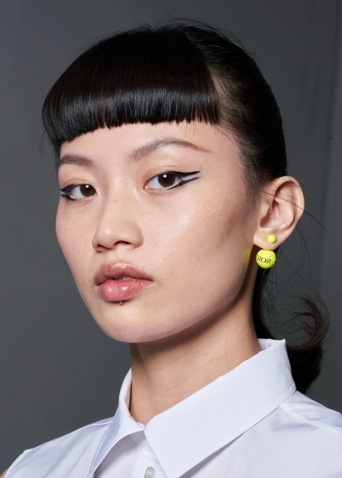 مكياج عيون غرافيكي لربيع 2022 وأهم المستحضرات لتطبيقه