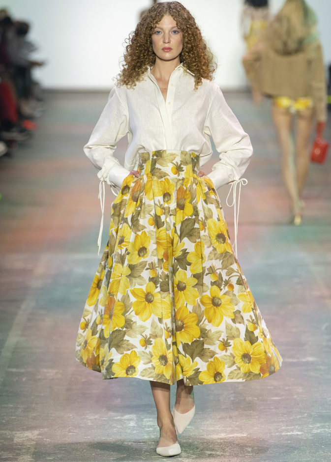 إستعدي للعيد ونسّقي موضة القميص الأبيض مع التنانير العصرية