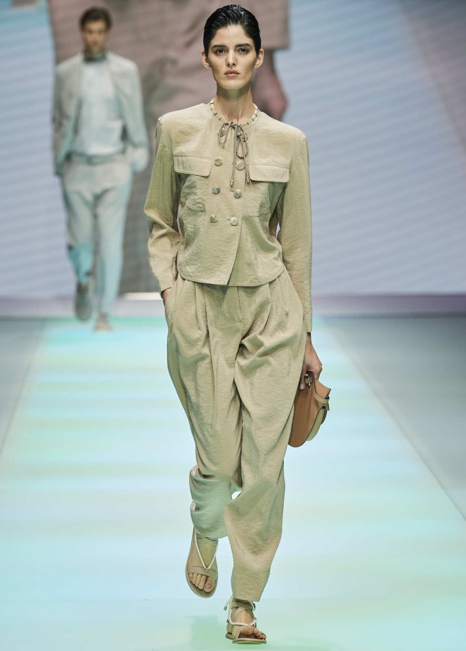 إطلالات راقية وكلاسيكية بموضة بناطيل البيج في رمضان 2022