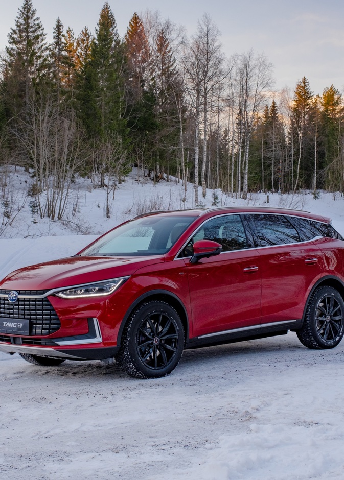 BYD تتحدى السيارات الكهربائية بمركبة فاخرة