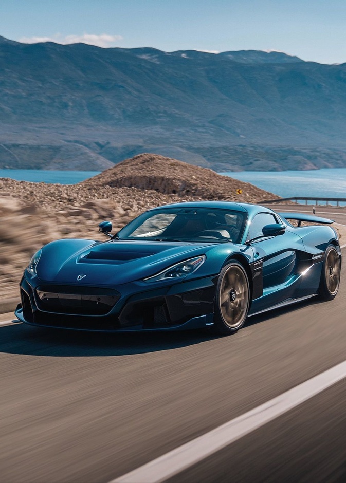 ريماك نيفيرا تفوز بجائزة سيارة العام الكهربائية