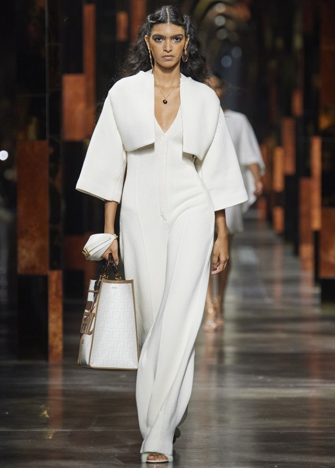 أبرز تصاميم الجمبسوت 2022 للوك أنيق من Fendi