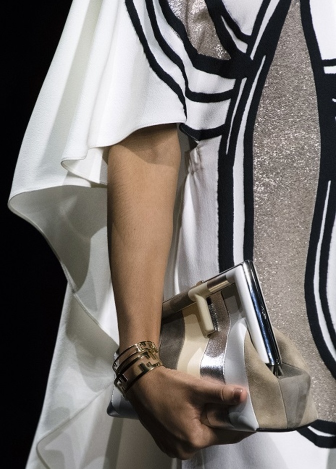 حقائب يد صغيرة الحجم بألوان ميتاليكية من Fendi