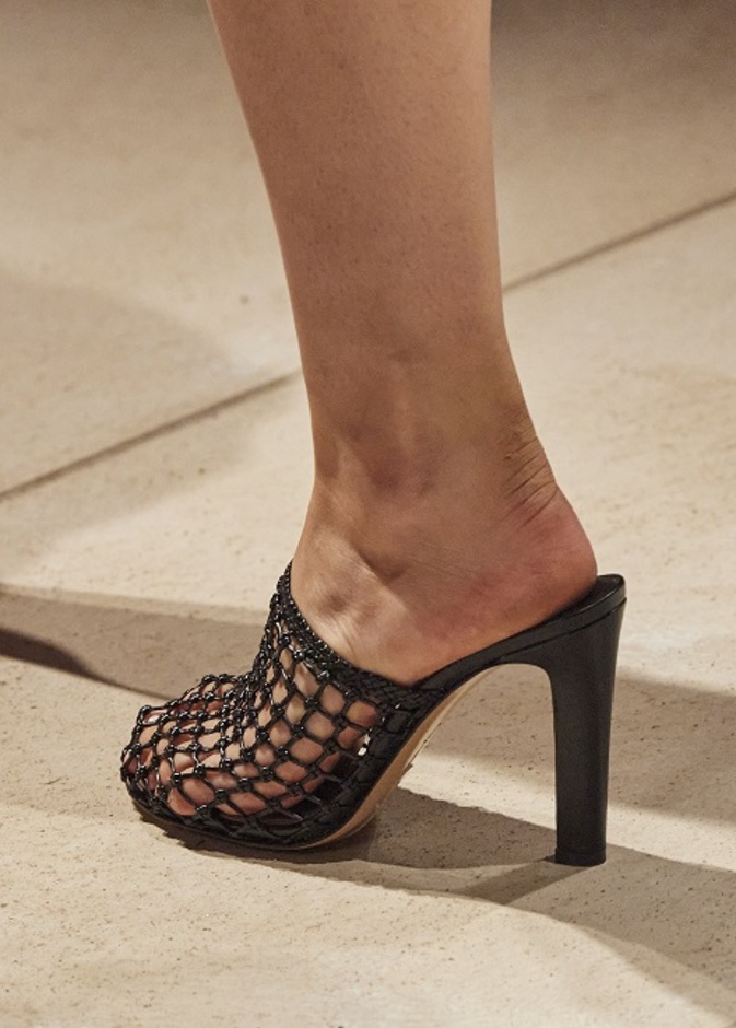 موديلات أحذية أنيقة باللّون الأسود من Salvatore Ferragamo