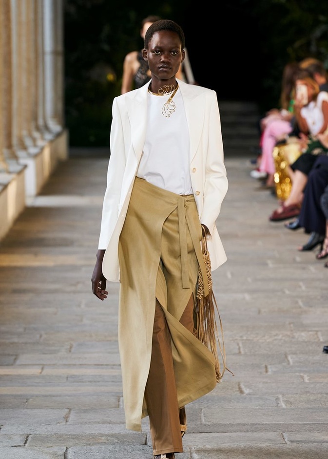 إستوحي من عرض Alberta Ferretti البليزر الأبيض ومعه التنورة الطويلة باللون البيج