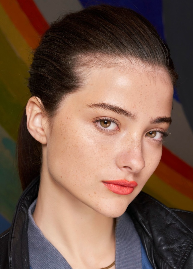 شفاه متوهجة وجريئة لإطلالة صيفية منعشة مع هذه المستحضرات