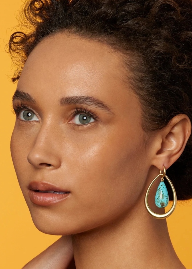 قطع مجوهرات لا يمكن الاستغناء عنها في إطلالة العباية الرمضانية