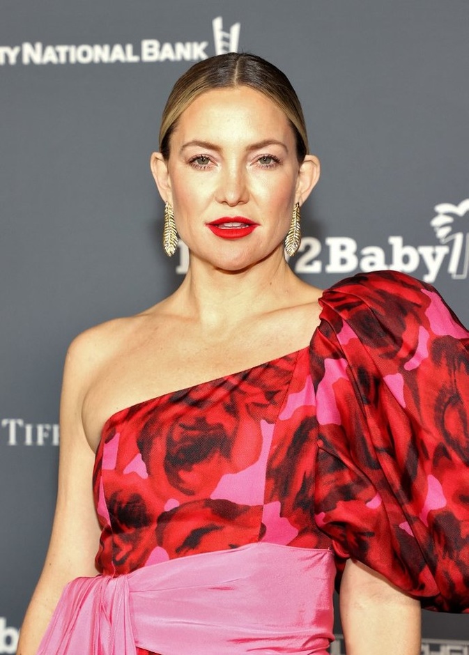 Kate Hudson خلال  حفل Baby2Baby