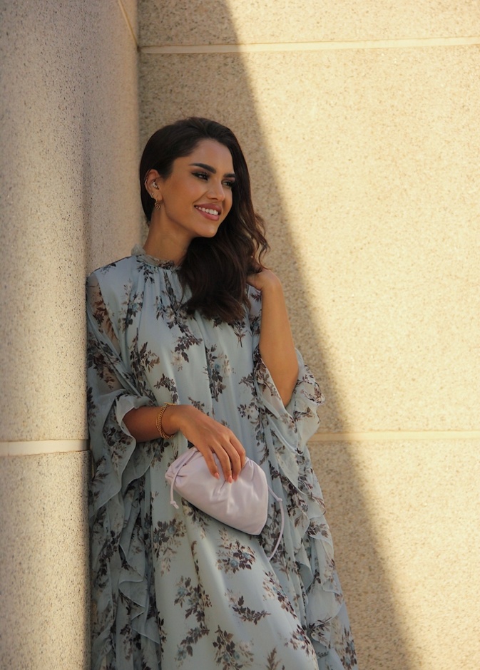 تألقي في موسم الصيف بإطلالة حريرية من Mytheresa