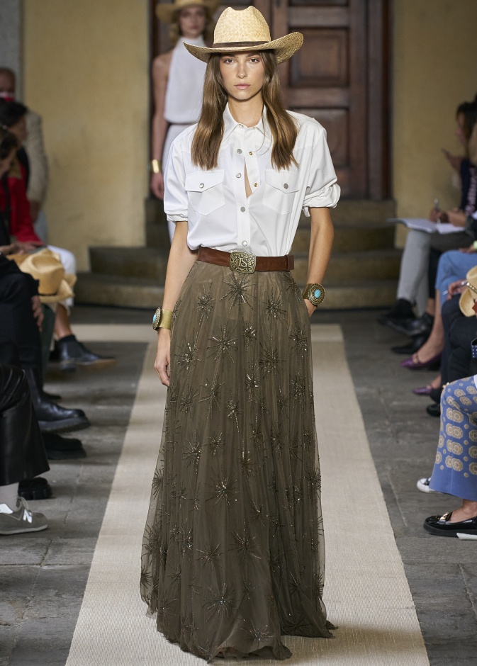 طرق لاتداء وتنسيق موضة التنانير الطويلة للإطلالات اليومية في رمضان 2022