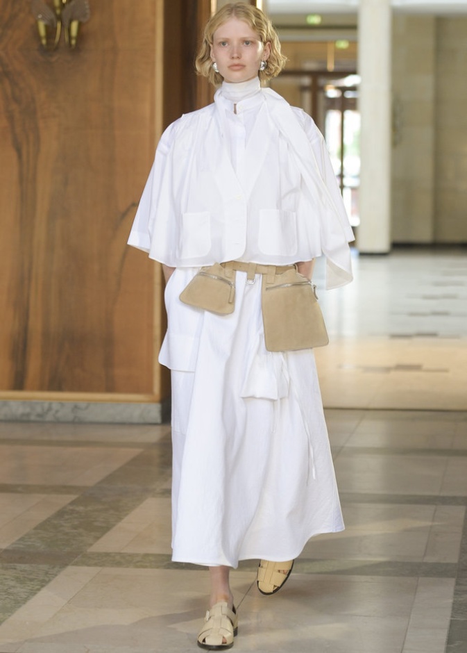 تنسيق القميص الابيض الواسع مع التنورة الواسعة من وحي دار Mark Kenly Domino Tan