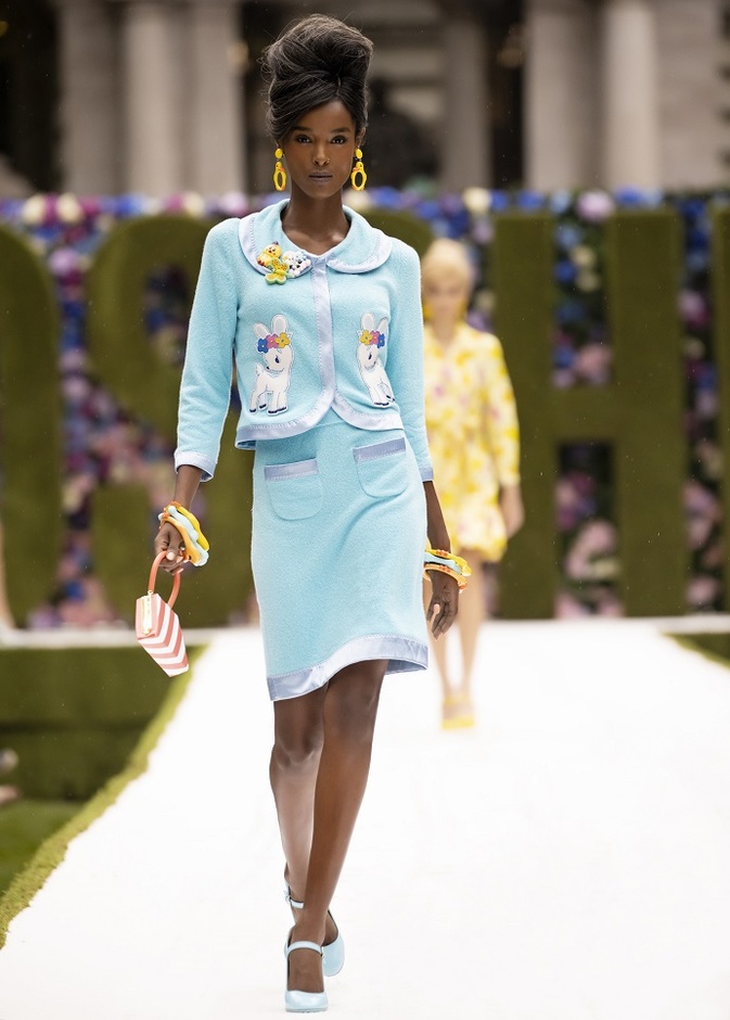 تنسيق اللّون الأزرق الفاتح لإطلالة لافتة وحيوية من Moschino