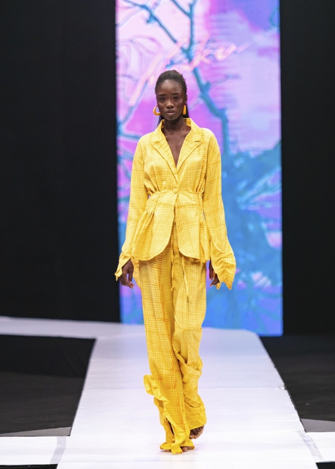 إطلالات بألوان نارية بأسلوب الطقم المميّز من Niuku