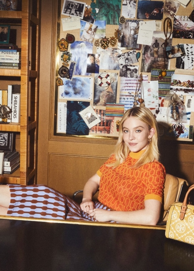 SYDNEY SWEENEY، سفيرة العلامة التجارية لشركة TORY BURCH
