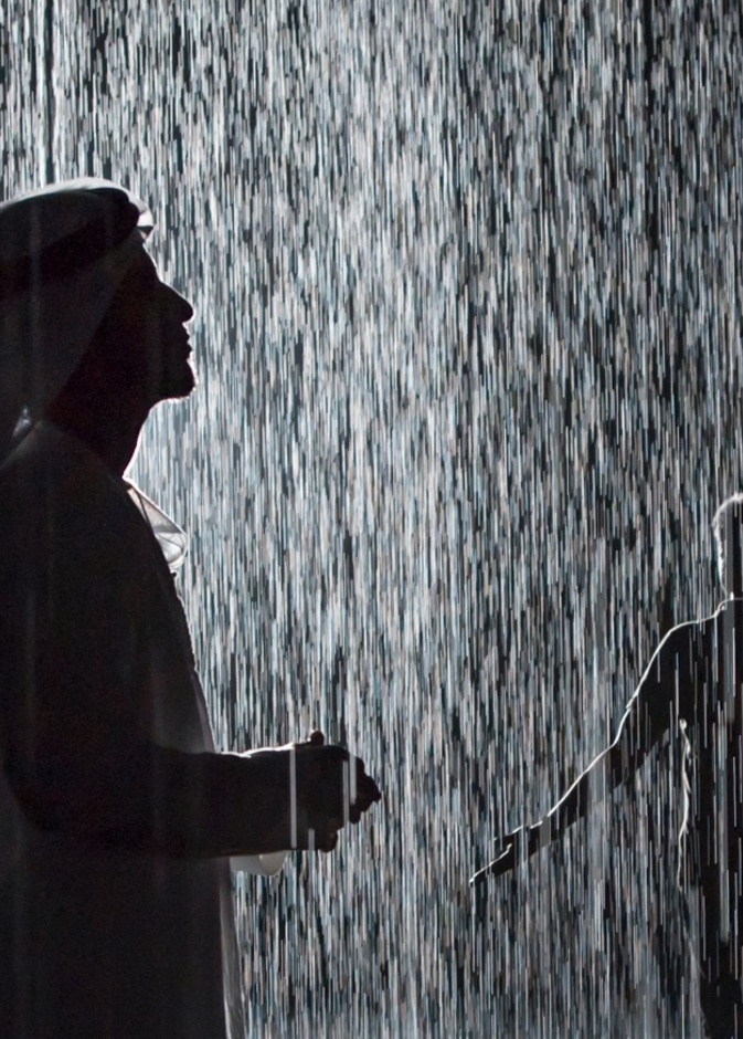 الغرفة الماطرة.. تجربة معايشة غامرة بالسعادة في عالم الأمطار بالشارقة