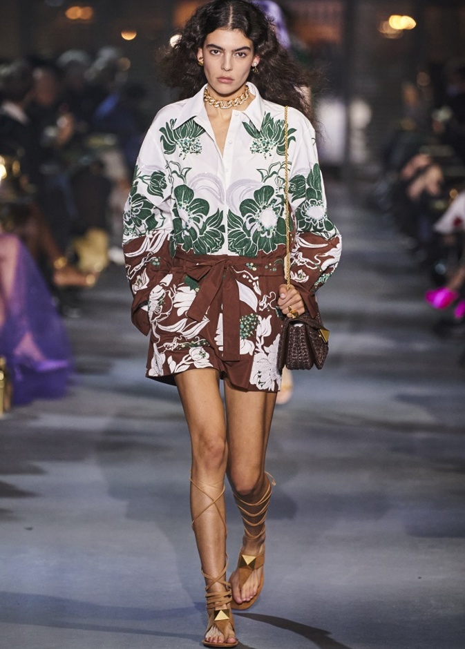 تنسيق لوك كاجوال شيك للصيف بأسلوب Valentino اللاّفت