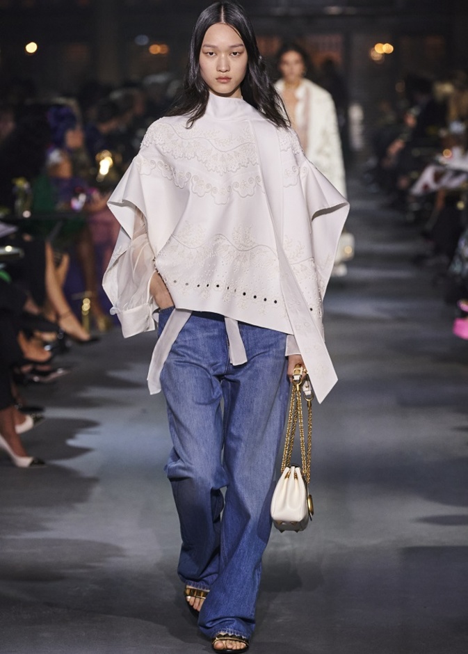 أزياء بسيطة ومريحة للوك لافت بأسلوب Valentino المميّز