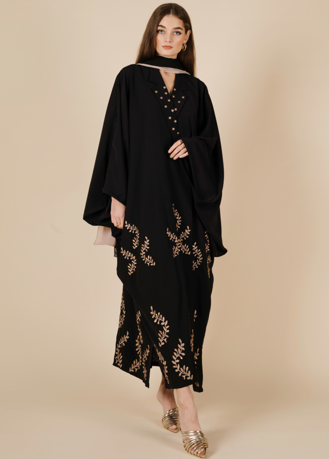 الذهبي الجذاب بعباية سوداء أنيقة من تصميم WA Dubai
