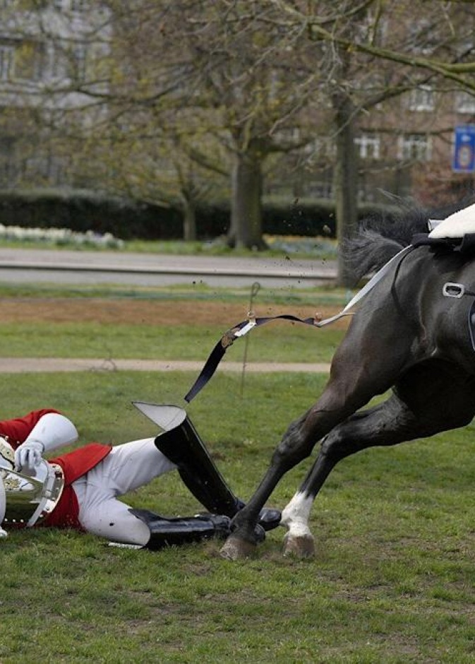  سقوط أحد جنود ملكة بريطانيا من على حصانه خلال تدريبات اليوبيل البلاتيني