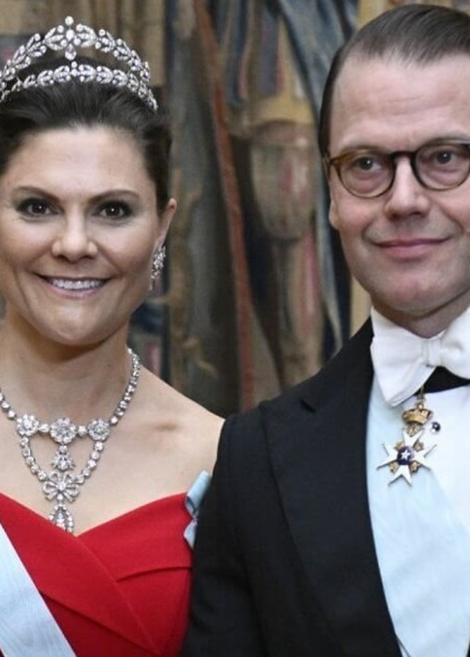 تيجان سيدات العائلة المالكة السويدية بالحفل الدبلوماسي في استكهولم