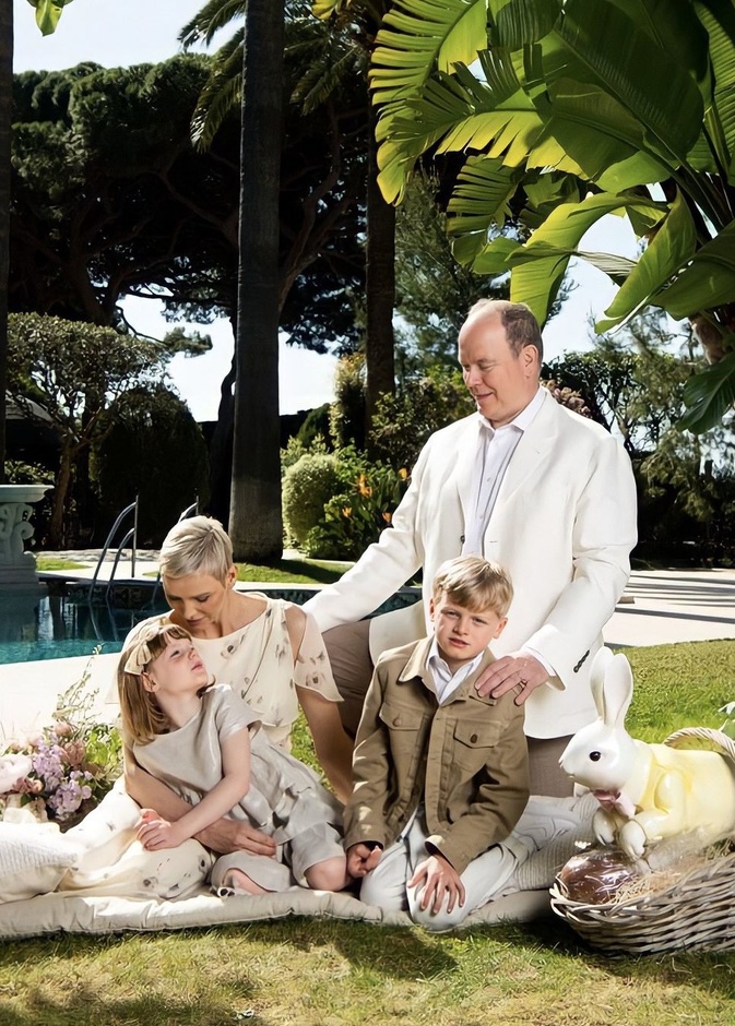 الأميرة تشارلين تظهر في الصور الجديدة للعائلة الحاكمة لإمارة موناكو بمناسبة عيد الفصح