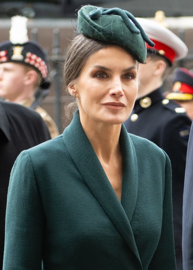 الملكة ليتيزيا بمجوهرات ملكية ناعمة في الذكرى الأولى لوفاة الأمير فيليب