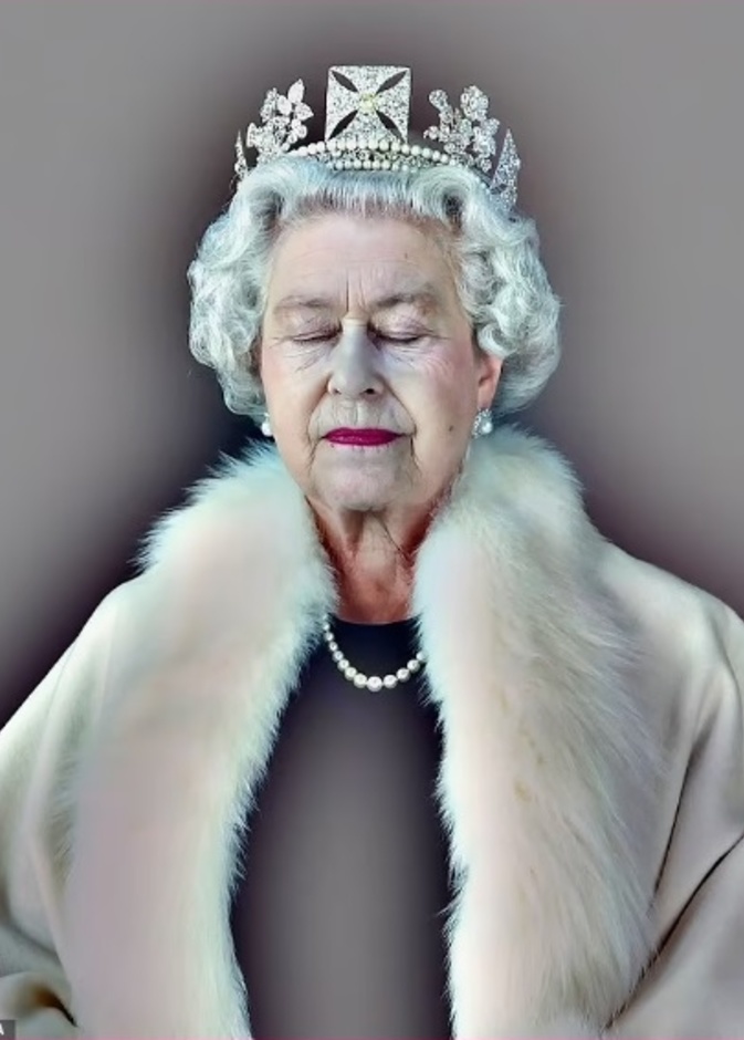 دار سوثبي للمزادات تستضيف معرضا لصور الملكة وإليزابيث الأولى مع تيجان ثمينة