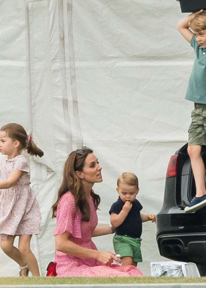 كيت ميدلتون تشعر بالتعاسة بسبب قضائها لفترات طويلة من الوقت بعيدا عن أطفالها الثلاثة