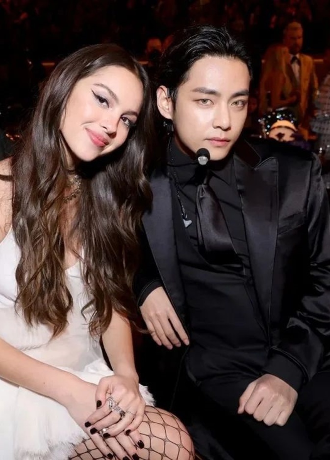 V نجم فرقة BTS واوليفيا رودريغو